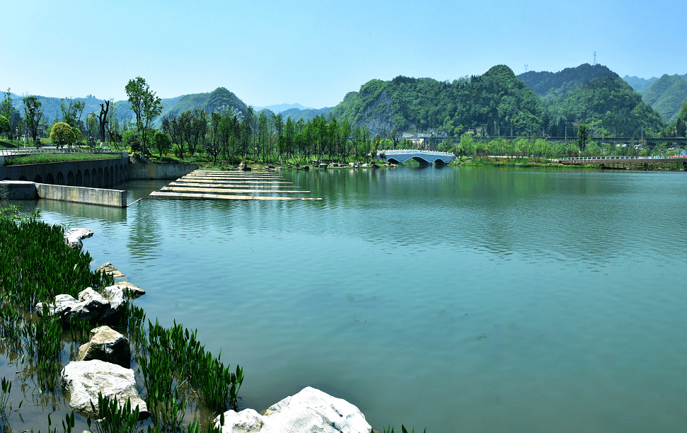 报道,和大家一起走进织金各大旅游景区,领略"宝桢故里·洞天织金"多彩