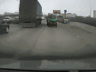 当行驶至348国道1238公里400米路段(新妙辖区)时,嫌弃前方的大货车