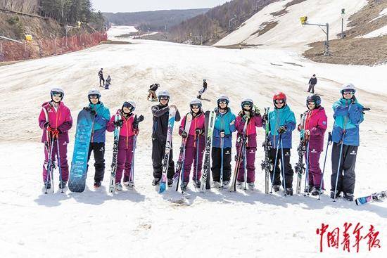 "大学生冰雪体验官"在崇礼万龙滑雪场体验滑雪.