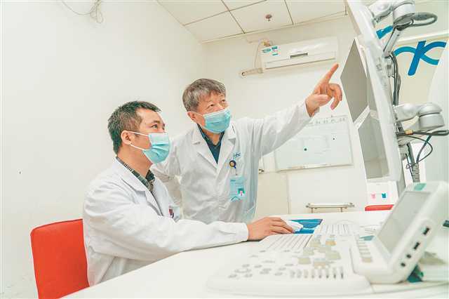 3月29日,超声医学工程国家重点实验室,王智彪(右)在指导临床医生为