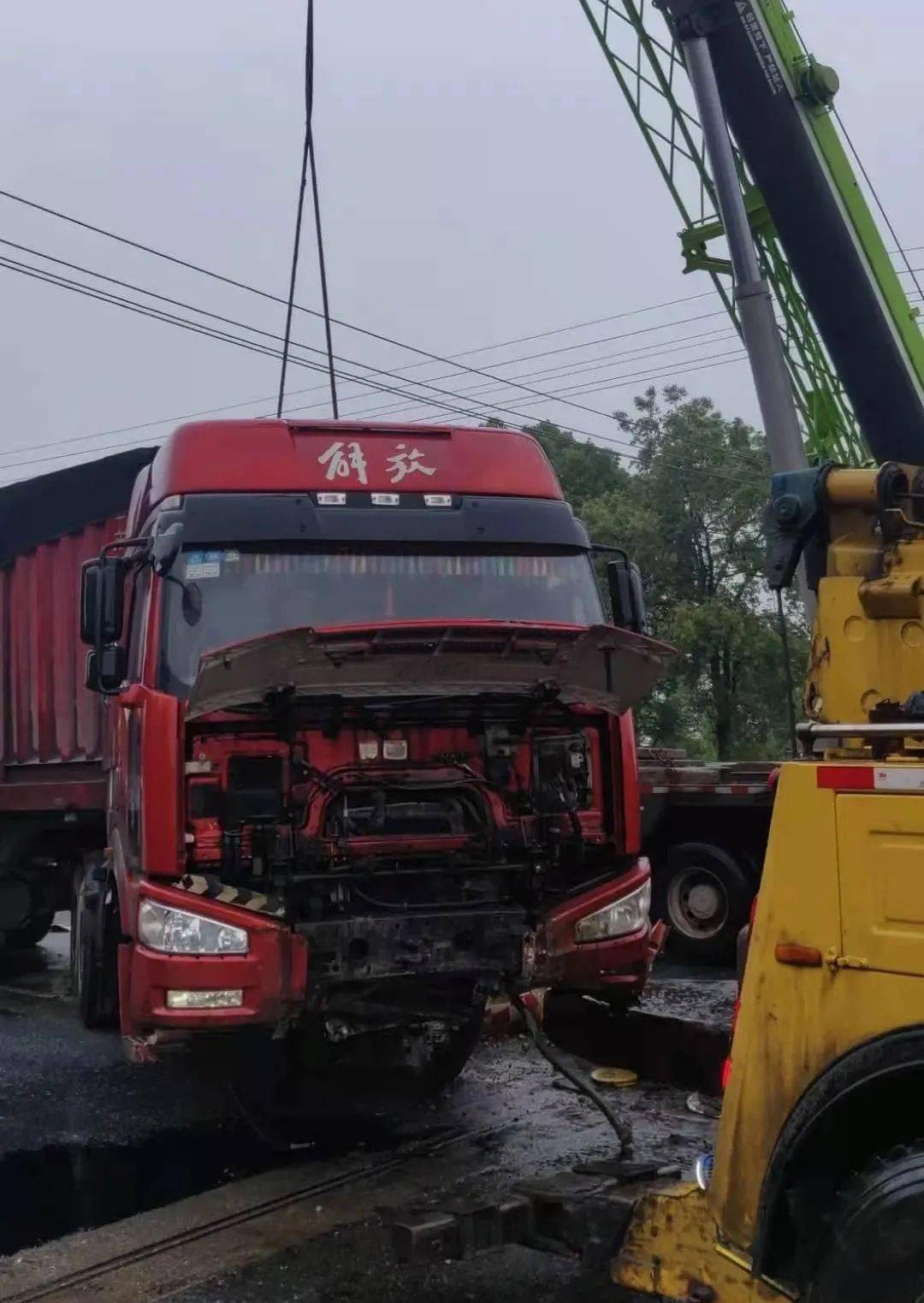 樟观公路,货车司机熬夜开车,撞上了路间隔离浮岛…_事故