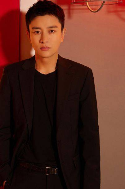 贾乃亮带3个助理坐高铁,嫌弃被人打扰睡觉,助理要求孩子小点声