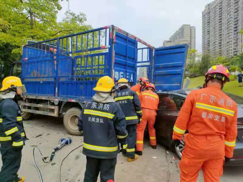 广东韶关一小轿车失控追尾货车轿车驾驶员当场死亡