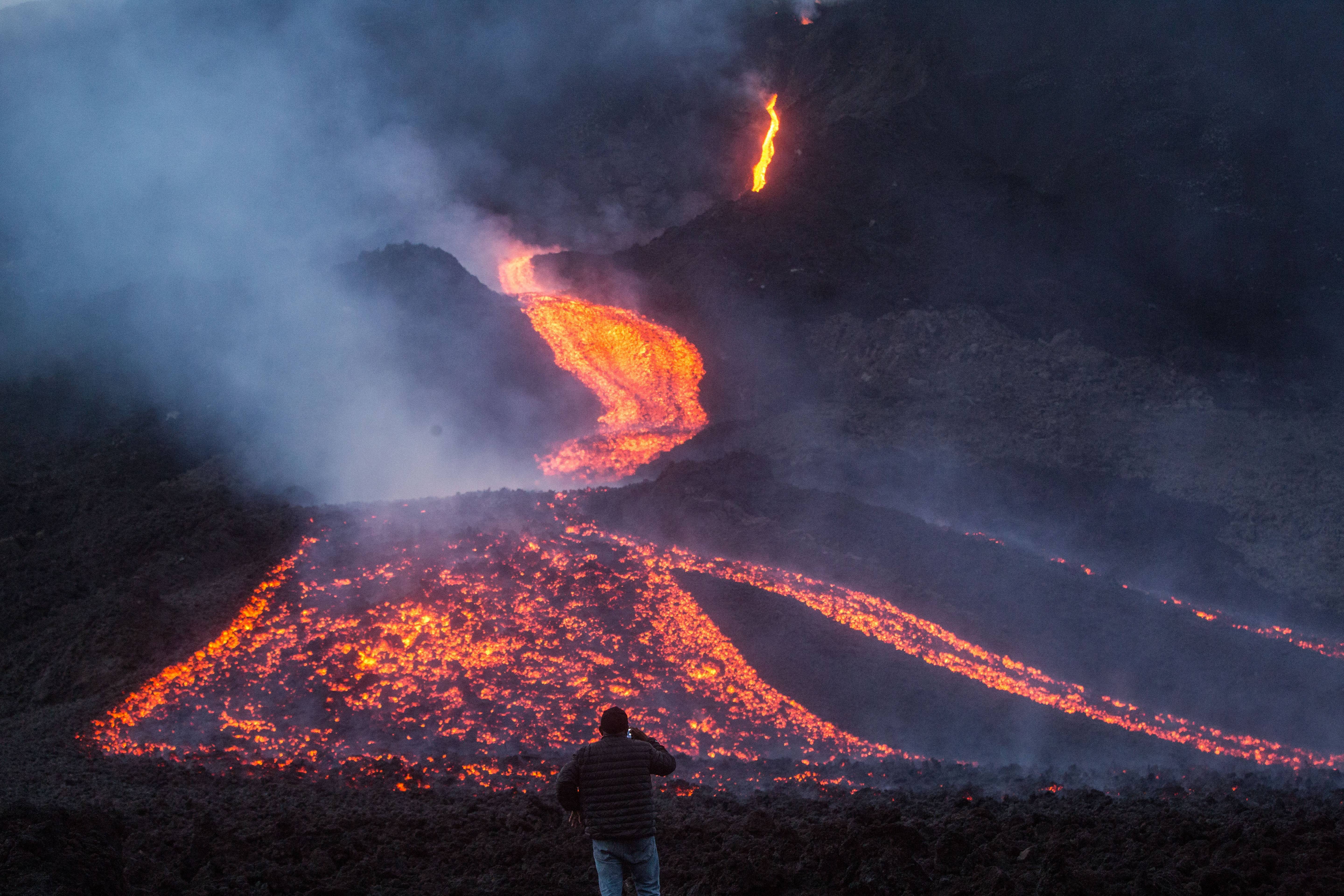 危地马拉帕卡亚火山持续喷发