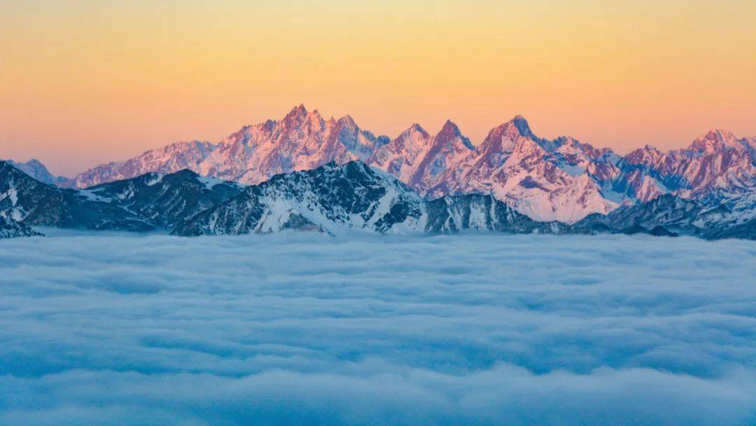 五月天气稳定,气候适宜 是去达瓦更扎看雪山,云海,星空的好时节