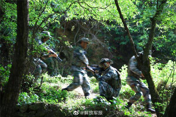 南部战区某旅侦察兵开展武装渗透训练