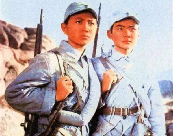在一次战斗中腿部负伤,组织决定派小卫生员武建华护理孙大兴,到敌占区