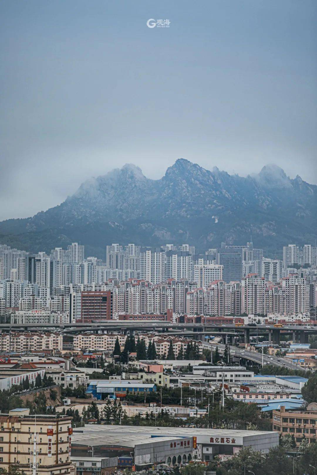 摄影:青岛日报/观海新闻记者 王雨欣 远眺浮山, 山顶笼罩在云雾