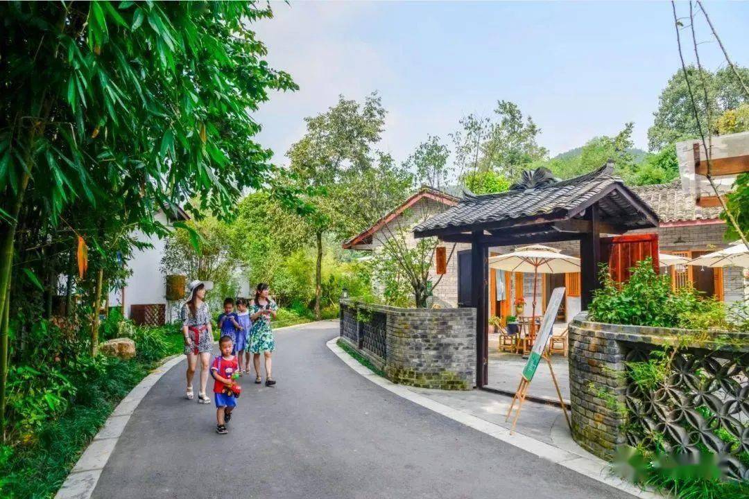 蓝天翱翔绿道骑行崇州这些体育新场景洋气