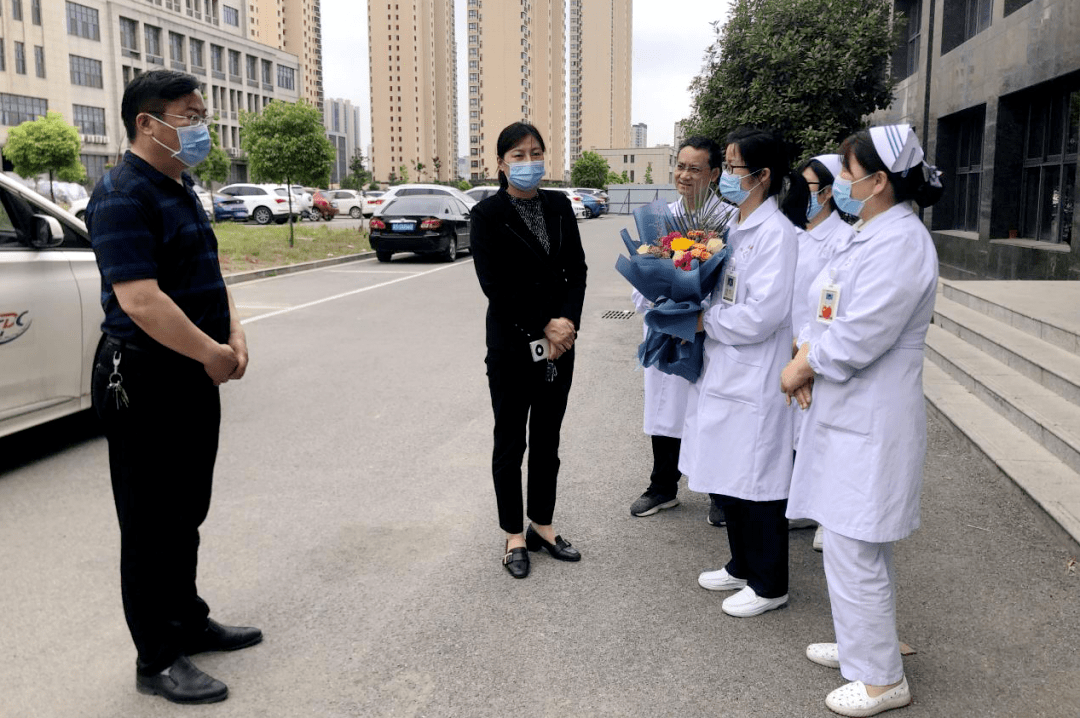 副区长王岂慰问坚守岗位的护理工作者