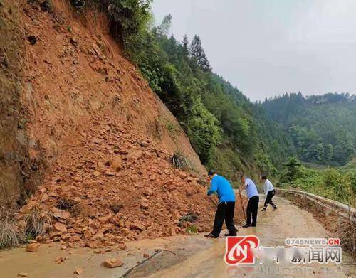 芷江法院驻村扶贫工作队全力参与道路疏通