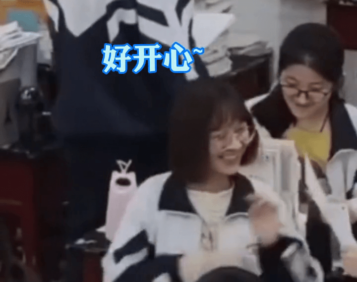 女学生看到成绩超预期兴奋地手舞足蹈 网友:学生时代真好
