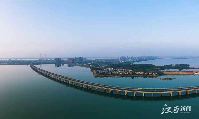 福银高速九江长江二桥的部分桥面跨越赛城湖,成一道亮丽的风景线.