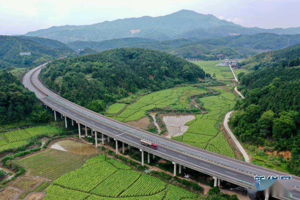 5月13日,车辆行驶在福银高速福建省三明市尤溪县境内路段(无人机照片)