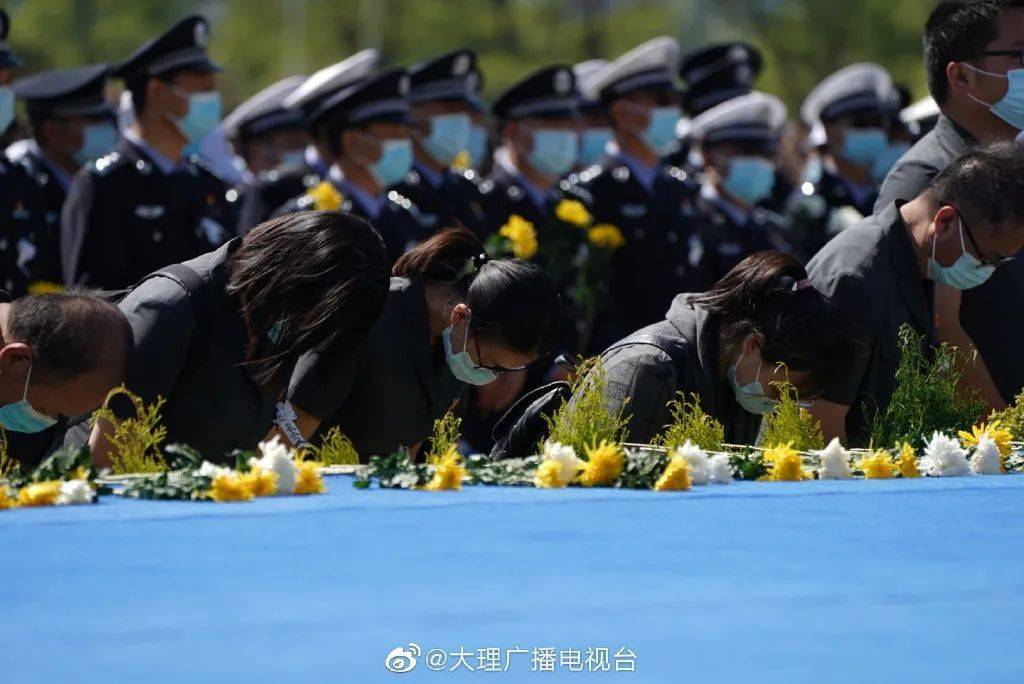 痛别!大理举行悼念仪式,坠机洱海四名机组成员被认定为烈士!