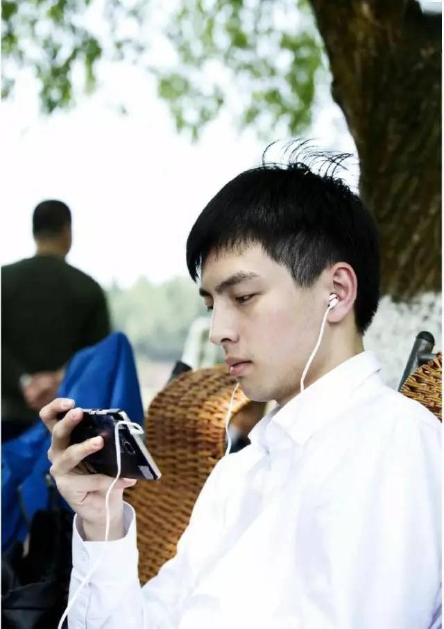 王梓豪:深大附中2021届高三(13)班学生,00后,细节控,性别男,爱好
