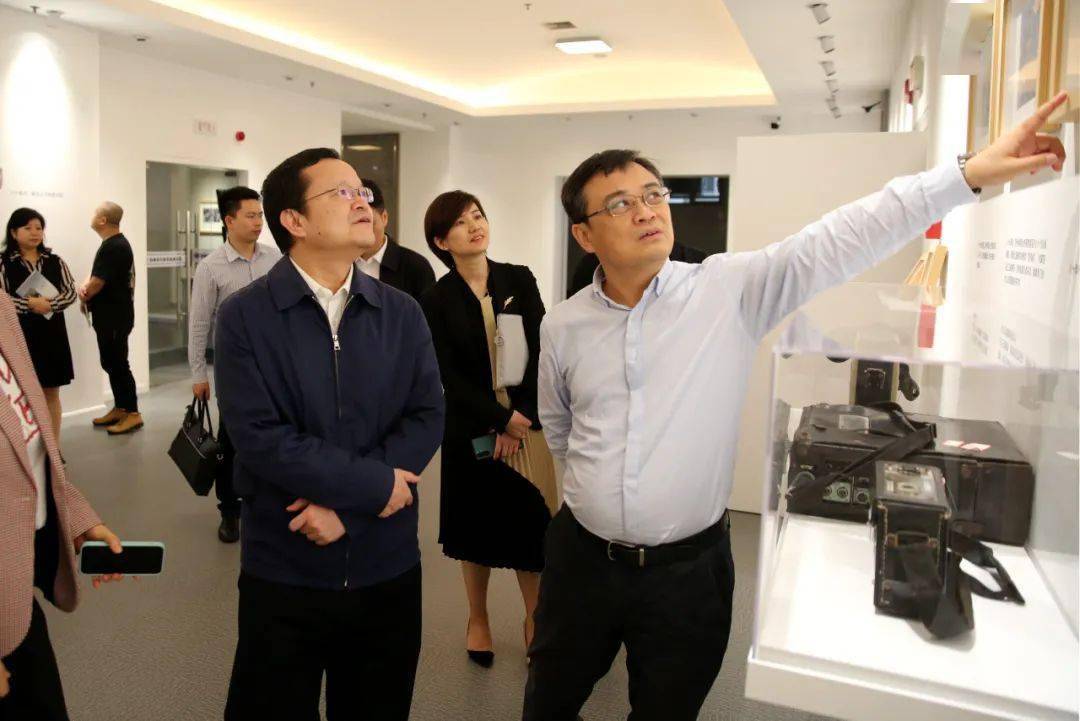 张涛一行参观贵州广播电视台融媒体中心