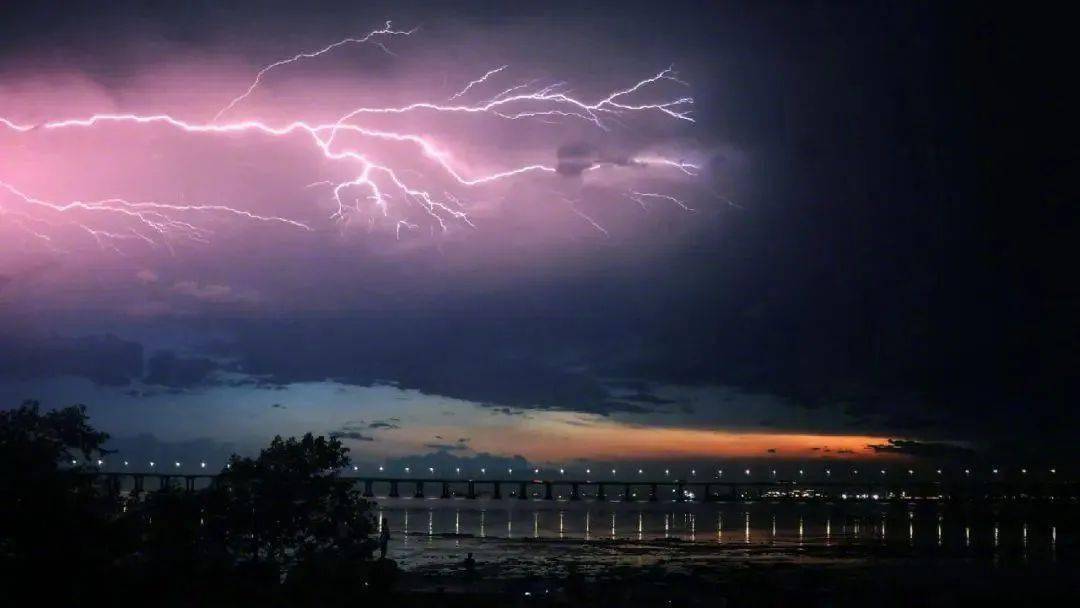 东莞突发雷雨大风大树被吹倒砸中小车这种天气持续到