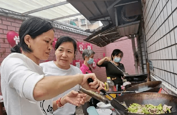 该视频讲述了爱心人士沈姐(沈香女当)设立共享厨房为病患提供帮助的暖
