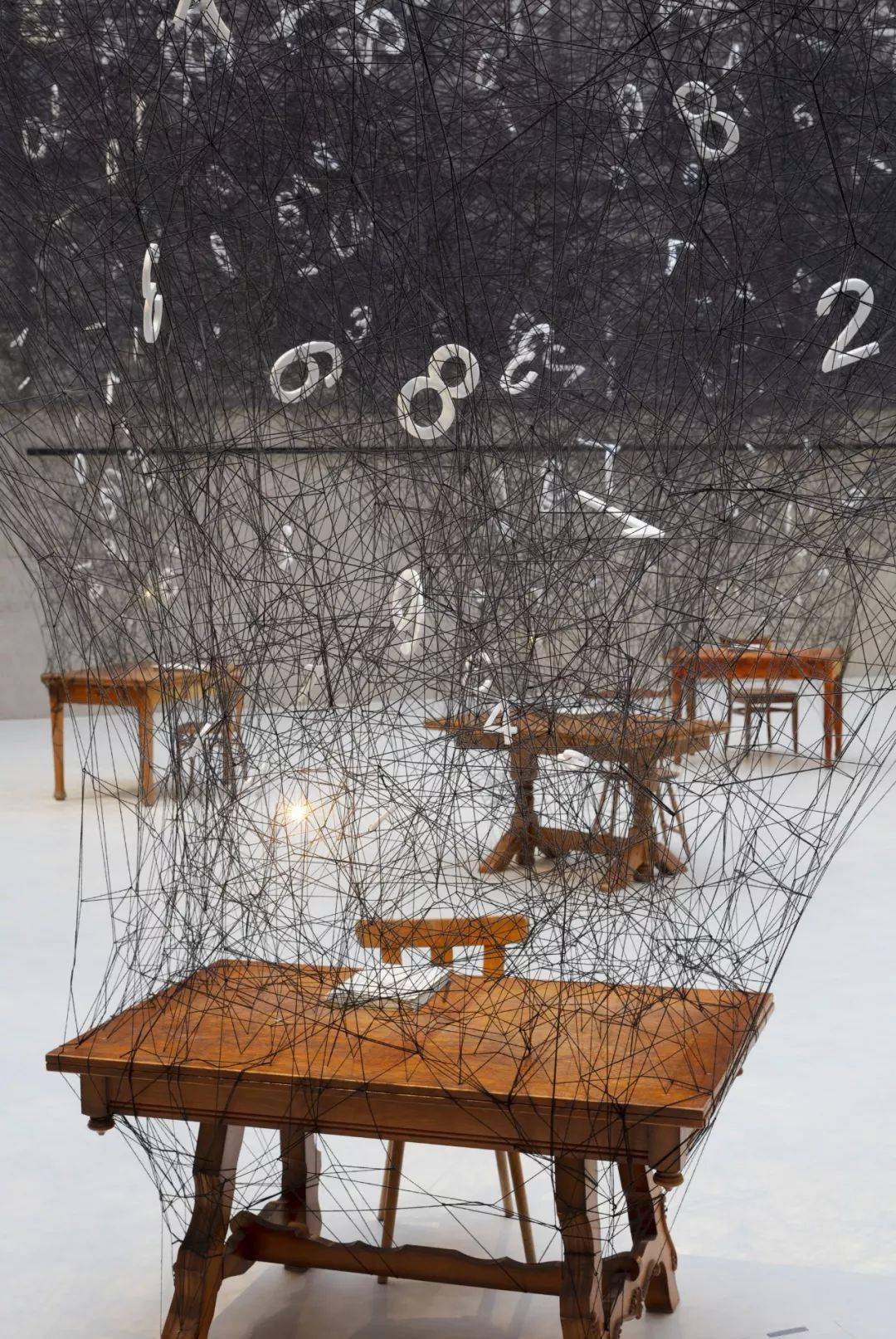 日本装置艺术家chiharu shiota | 线的沉迷_作品