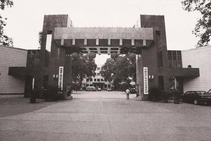 (河南省委迁至郑州后位于金水路的办公大院)1954年10月14日,开封市