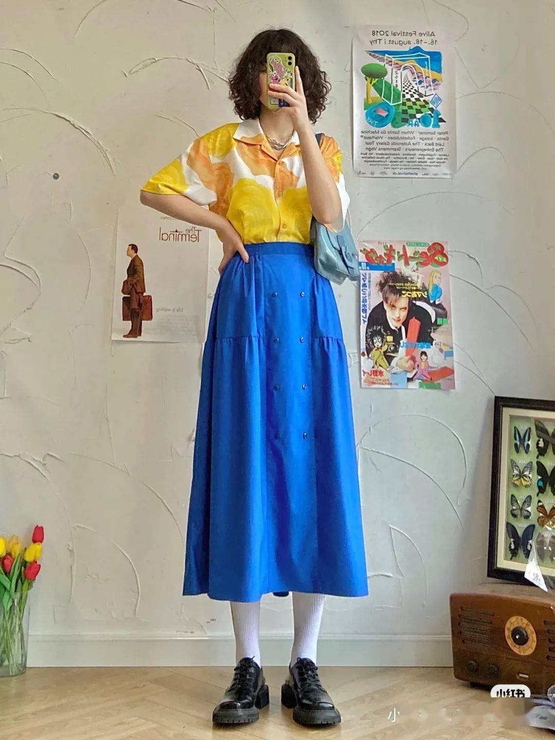 蓝色的伞裙跟黄色色块衬衫的搭配好绝!