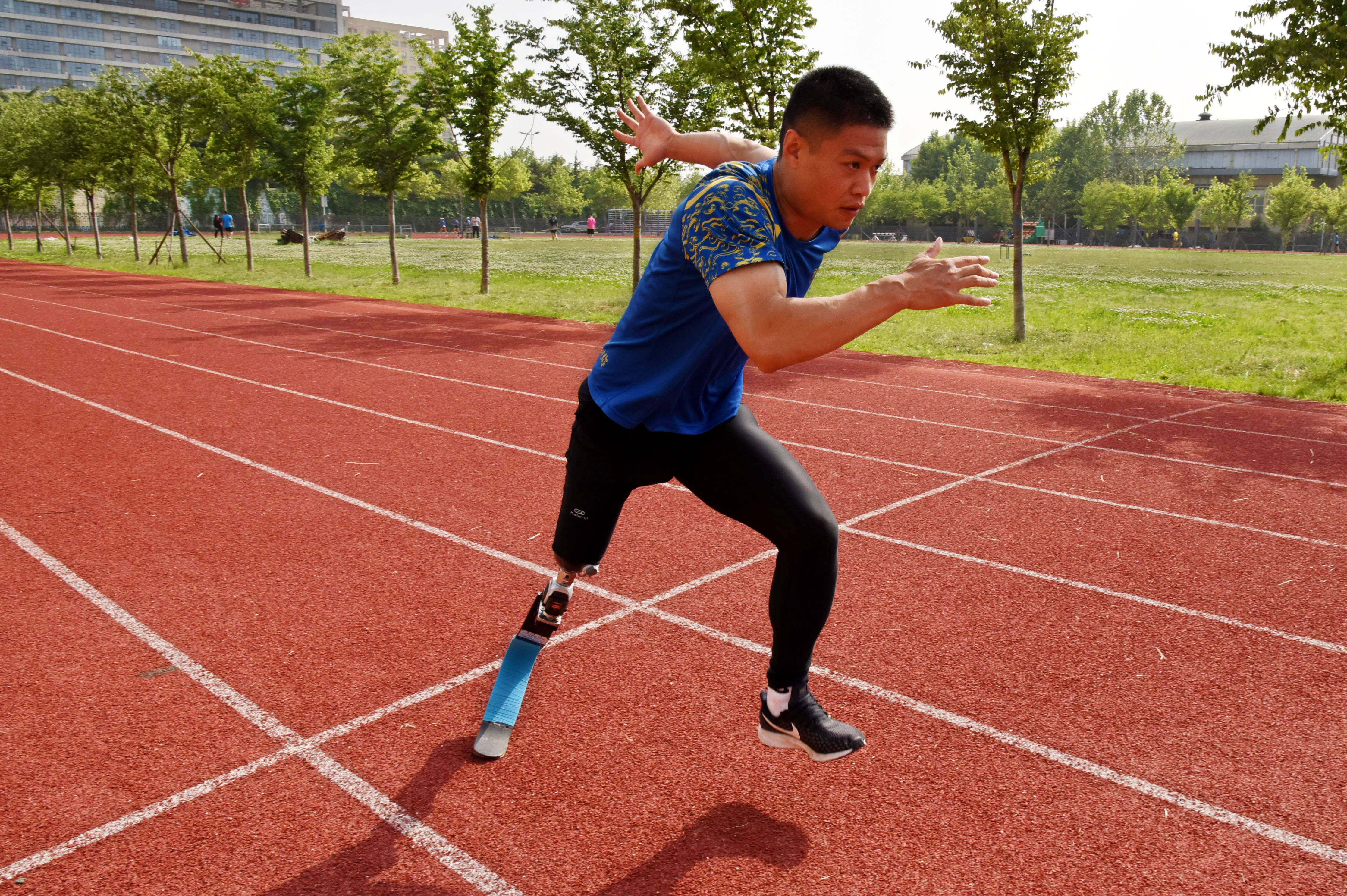 5月24日,李茂大更换跑步假肢准备训练.