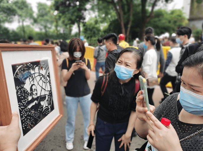 女子从上海赶到长沙,现场剪纸"禾下乘凉拉小提琴"告别袁隆平院士_马娇