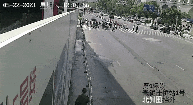 他毫不犹豫地踩足了108码, 径直撞向在过马路的路人们. 瞬时,5死5伤.