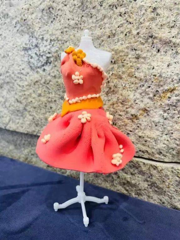 毅杰国际艺术中心在现场 教小公主们用橡皮泥做裙子!