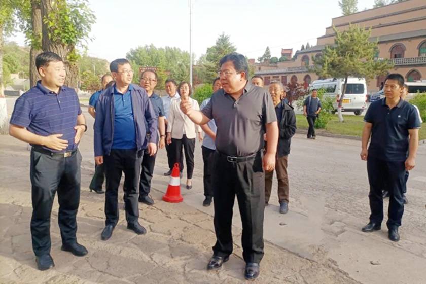 武乡县委书记贺思宇一行实地调研八路军总部王家峪旧址