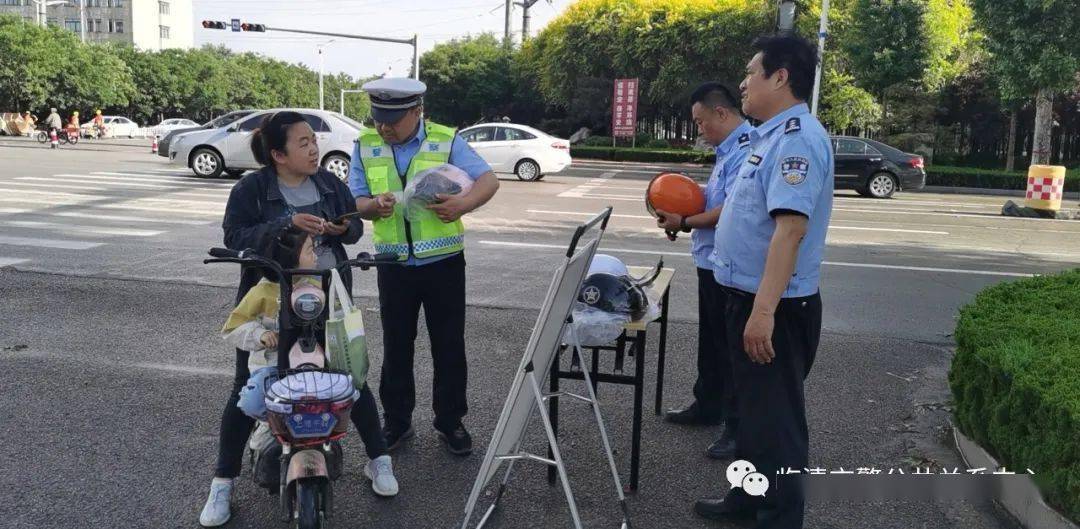 戴头盔的电动车骑乘人开展现场查纠,结合辖区近期发生的交通事故案例