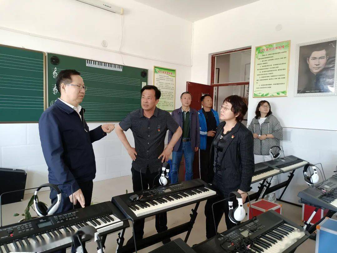 调研组先后深入科尔沁区第二中学,科尔沁实验高中,明仁小学,大林实验