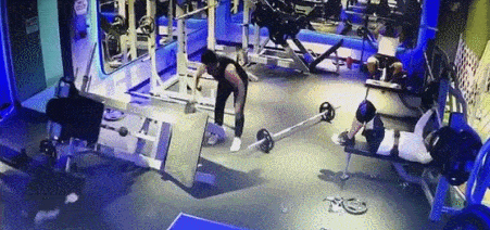 女子在健身房遭男子"误砸",瞬间倒地不起!网友:健身先
