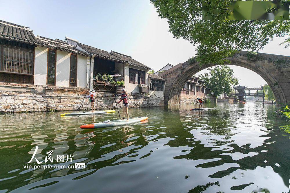 5月29日,在浙江省湖州市南浔古镇景区,2021南浔古镇桨板文化节暨第三