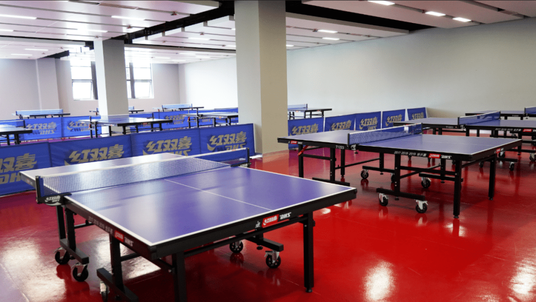 大学江湾校区综合体育馆,场馆总面积28800平方米,设有健身房,乒乓球室