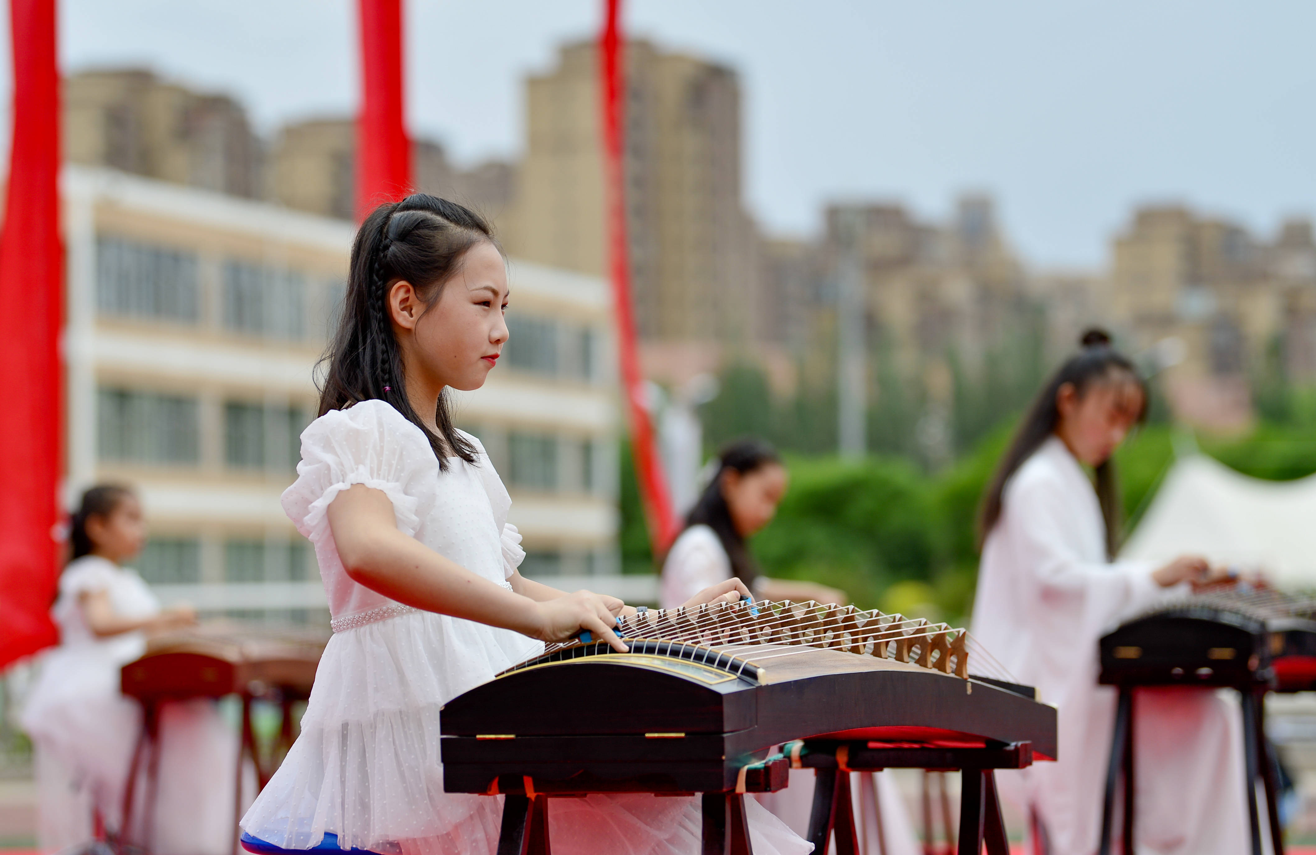 5月31日,在呼和浩特市赛罕区敕勒川绿地小学腾飞路校区,古筝社团学生