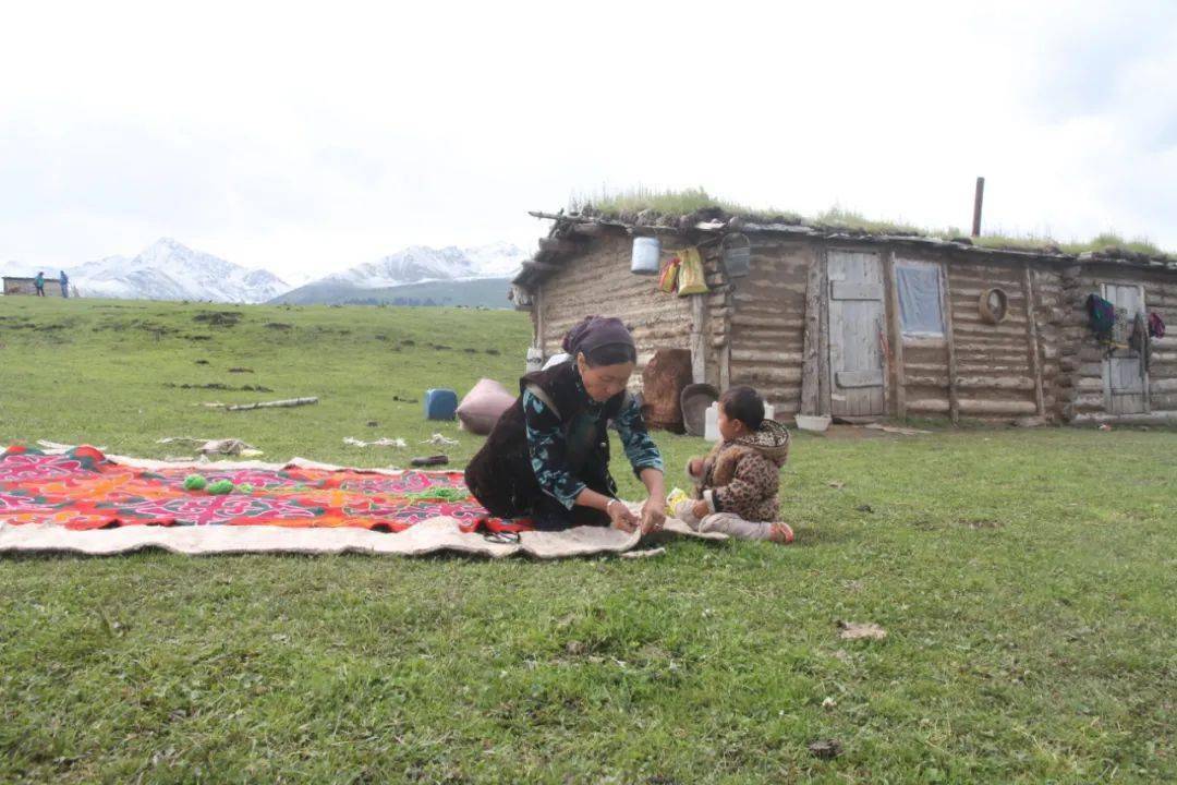 伊犁特克斯草原上的哈萨克族牧民,在放羊之余也开始缝制传统的哈萨克