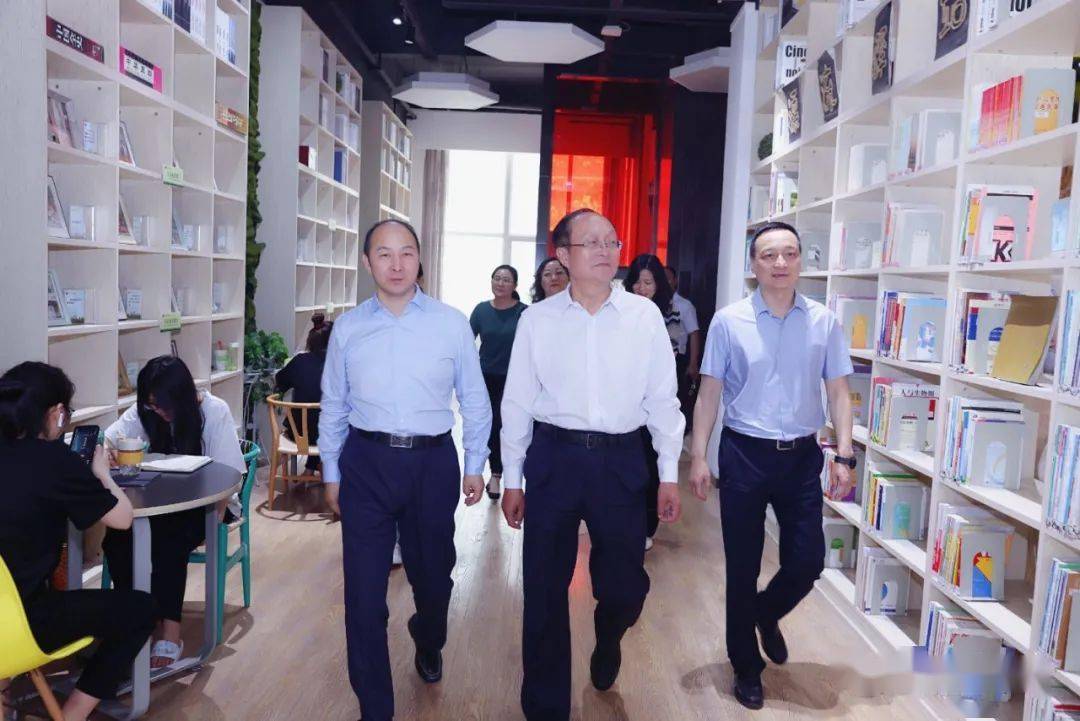 中国银行河南分行副行长周满祥一行来校参观考察