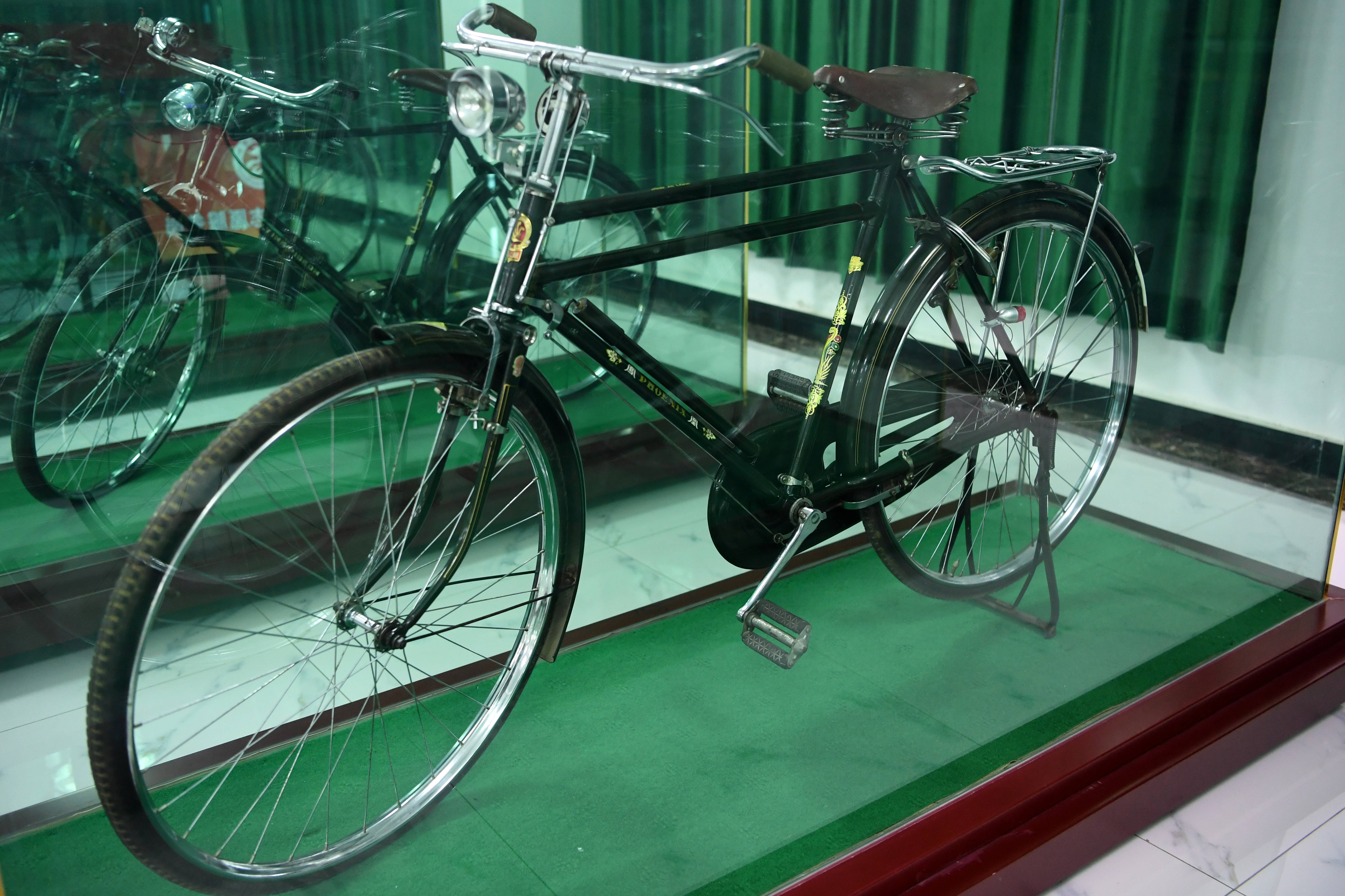 这是在甘肃三木自行车博物馆拍摄的1962年产自中国上海的凤凰自行车(6