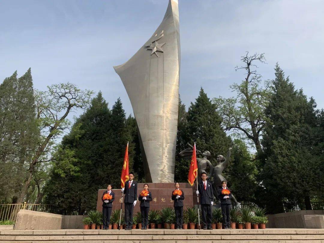 中国少年英雄纪念碑前站岗的海淀少年们站岗时在想