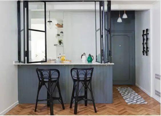 可分可合式厨房常见的形式包括:餐厨开窗,单面墙改玻璃移门隔断