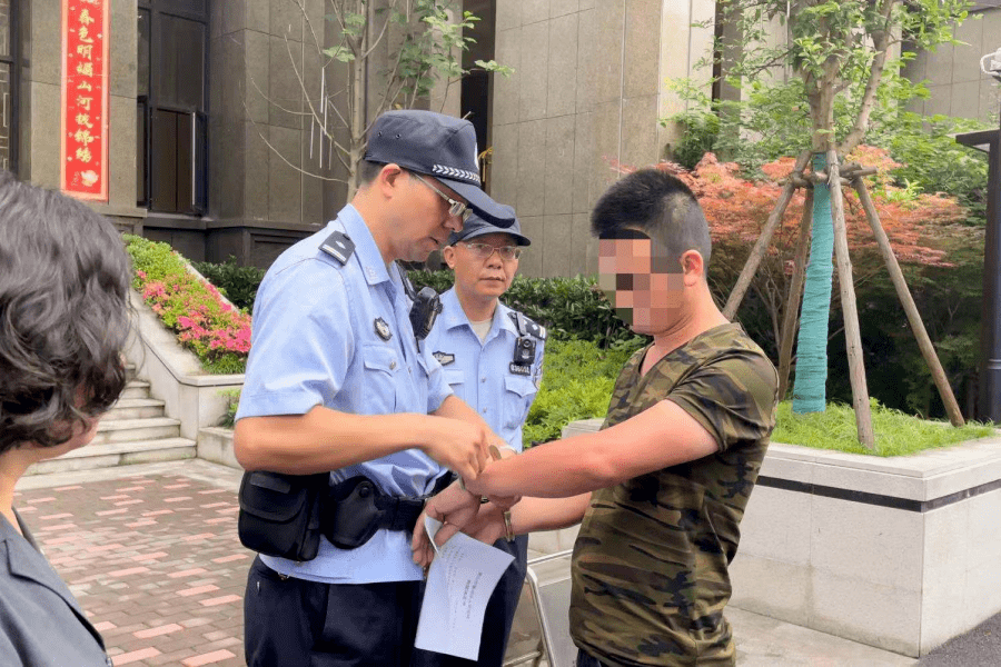 出动近20名执行干警,法警抓"老赖"