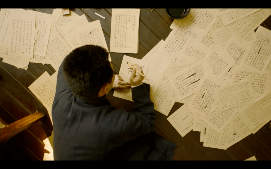 《觉醒年代》中,曹磊饰演的鲁迅正伏在地上书写《狂人日记》.