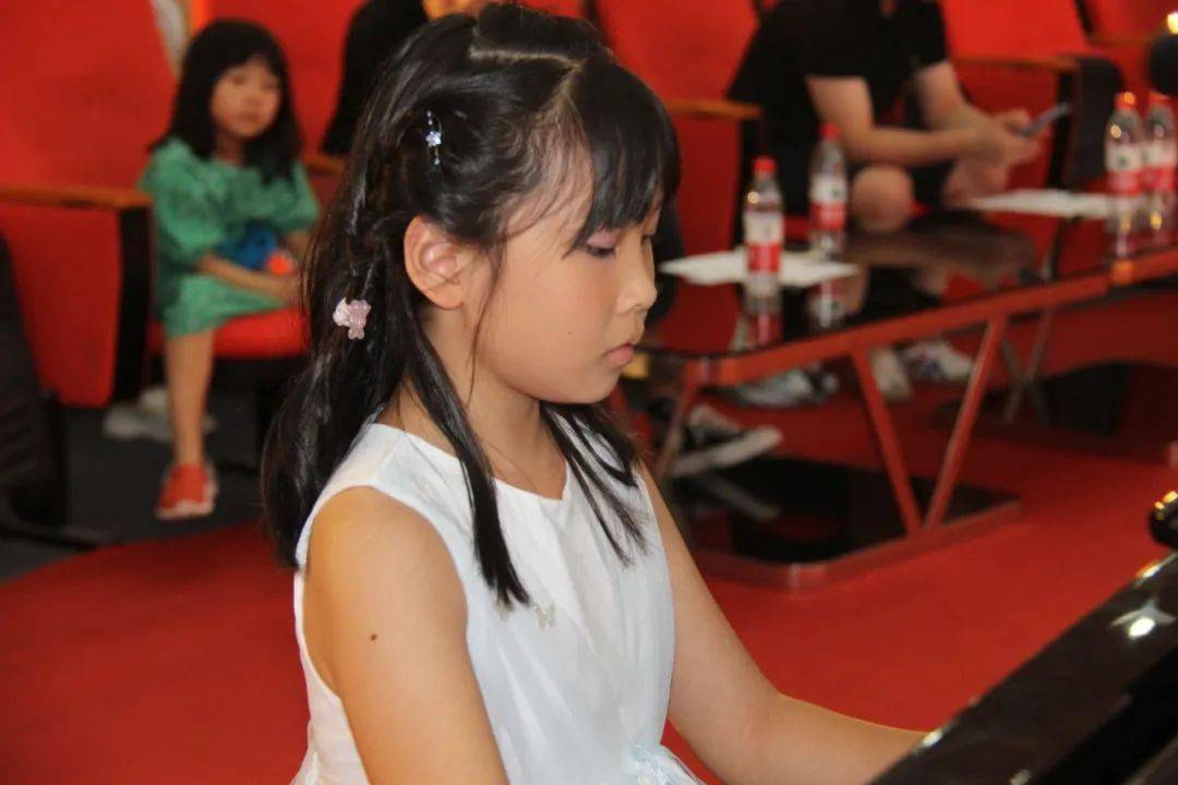 表演者:蔡颖莲(药学部)女儿:张芷嫣(7岁《红船从南湖启航(朗诵)