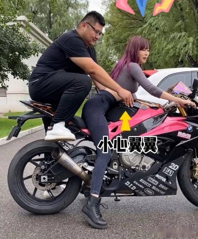 痞幼邀请男粉共乘机车,却因坐姿太亲密,男生闹得面红耳赤