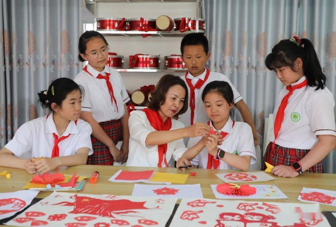 "为主题的系列非遗剪纸作品,让学生们在感受中国传统非遗文化的同时