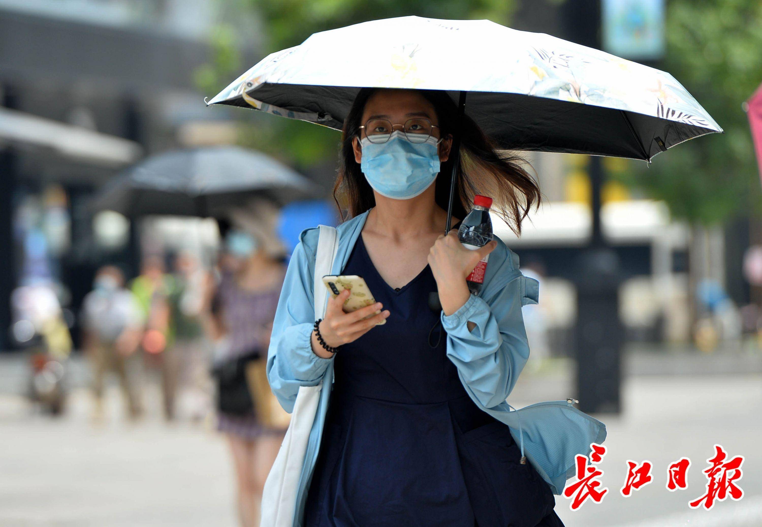 今天武汉市气温突破35℃高温线,出现今年首个高温天气,也是入夏后首个
