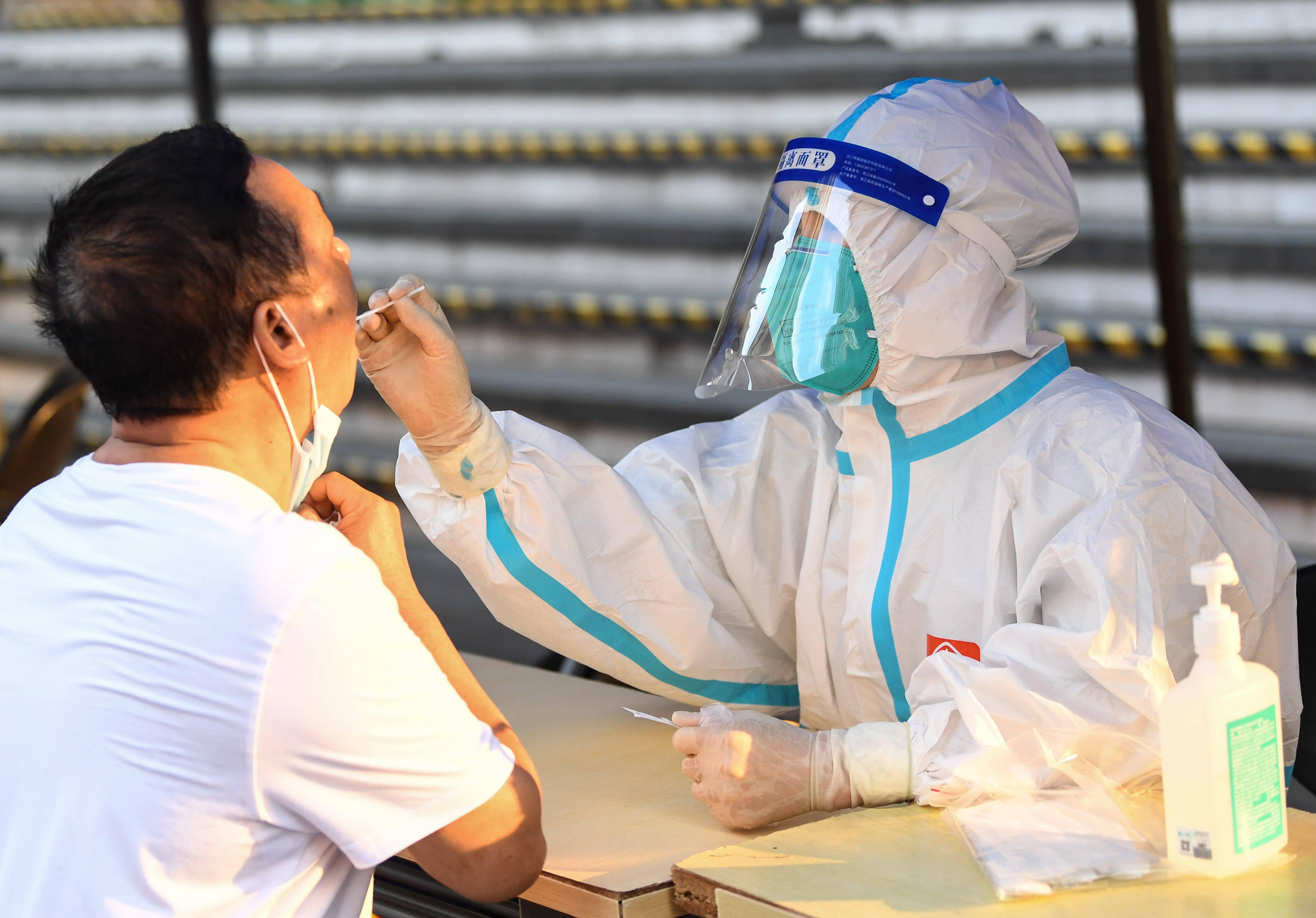 6月8日,在广州荔湾区白鹤洞街广钢新城,医务人员进行核酸检测采样.