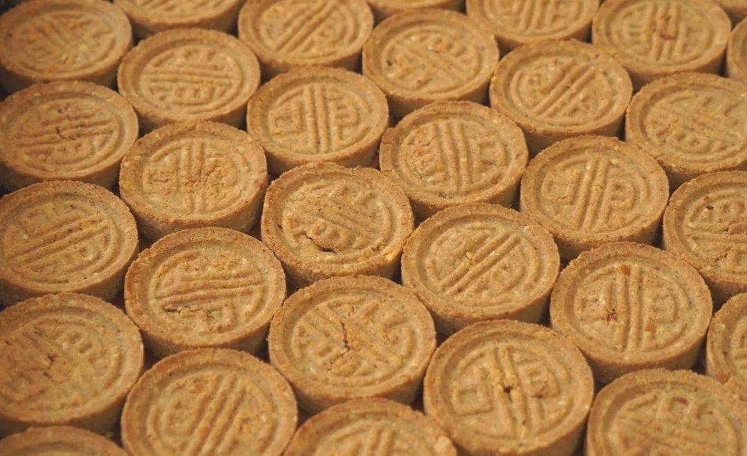 据龙圩猪油饼第五代传承人何家勇介绍,每一块猪油饼都印有"可食"图案